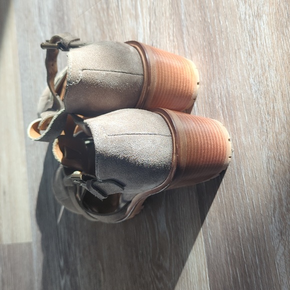 Seychelles Heeled - Size 9 1/2. Suede buckle sandal. - Picture 3 of 4